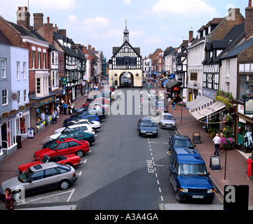 High St. Bridgnorth, Shropshire, avec le 17e siècle Town Hall Building au milieu à la fin de la rue. Banque D'Images