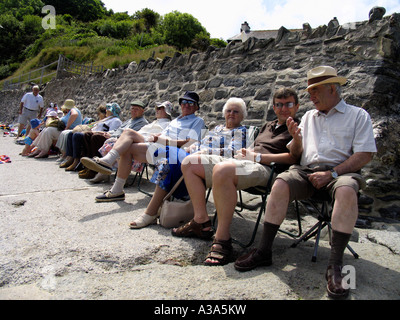 Les gens mcg Relaxng yr Eglwys Beach West Wales Pembrokeshire Fishguard Banque D'Images