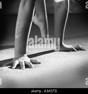 Gymnaste sur plancher en close-up de mains et un pied Banque D'Images