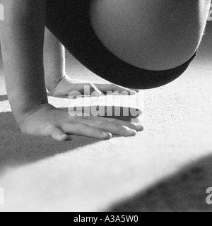 Gymnaste en équilibre sur les mains sur marbre close-up Banque D'Images