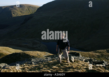 Un homme walker sur l'arête est du mauvais Mardale ci-dessus dans l'Haweswater Bell Far Eastern Fells du Parc National de Lake District Banque D'Images