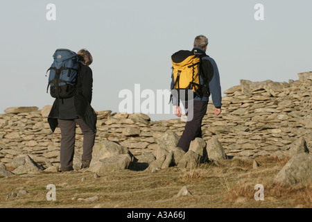 Les marcheurs sur rocher d'Hartsop Thornthwaite Round dans le Lake District, Cumbria Banque D'Images