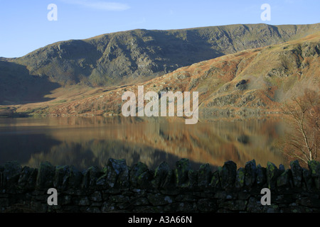 Whelter Crags de partout Haweswater dans Mardale, Lake District, Cumbria, Angleterre Banque D'Images