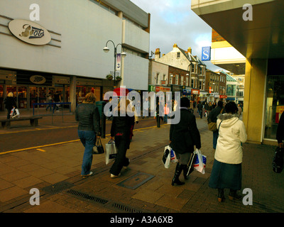 Sutton High Street Zone Piétonne Ventes De Janvier Banque D'Images