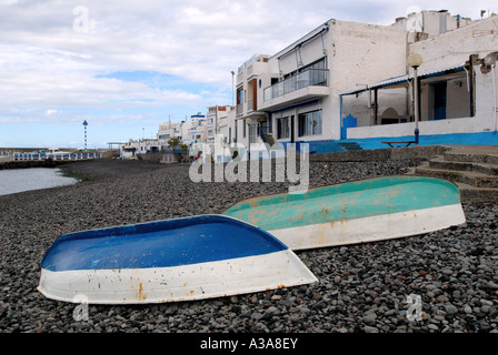 Bateaux sur la plage de Puerto de las Nieves sur Gran Canaria. Banque D'Images