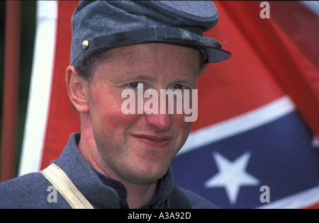 Dyffryn Gardens Près de Cardiff au Pays de Galles Royaume-uni homme habillé en uniforme de soldat confédéré Banque D'Images