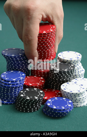 Placer un pari à une table de poker Banque D'Images