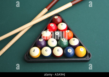 Table de billard, des boules et des bâtons Banque D'Images