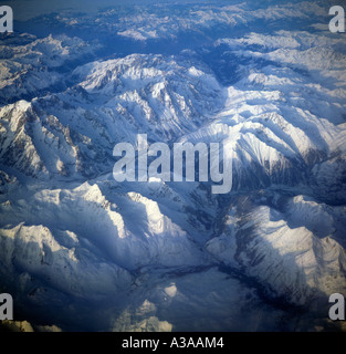 Vue aérienne de pics de montagne couverte de glace et de neige Banque D'Images