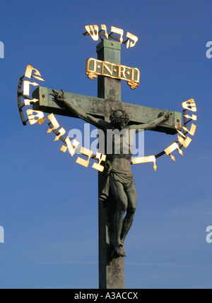 Statuaire statue de St de Cross-Calvary sur le Pont Charles, Prague, République tchèque. Banque D'Images