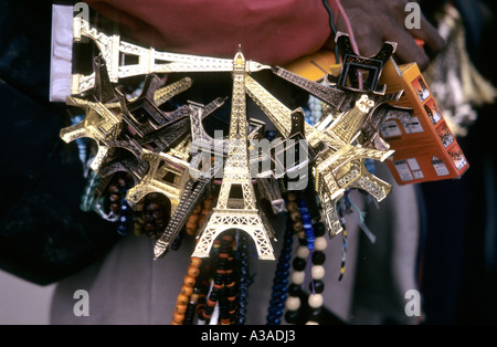 Homme avec tours Eiffel souvenirs sur son armIC Banque D'Images