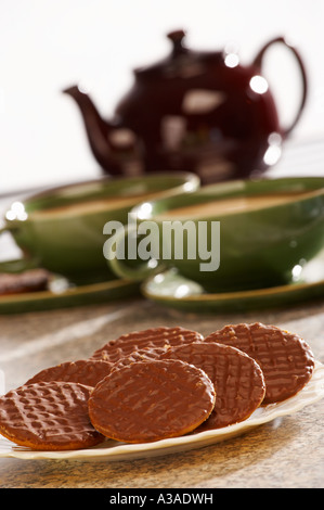 BISCUITS AU CHOCOLAT AVEC DEUX TASSES DE THÉ ET THÉIÈRE SUR PLAN DE TRAVAIL DE CUISINE Banque D'Images