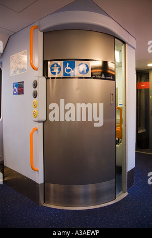 toilettes de chemin de fer WC porte de toilettes avec accès pour personnes handicapées, sur un train dans le sud-ouest de Londres. Angleterre Royaume-Uni Banque D'Images