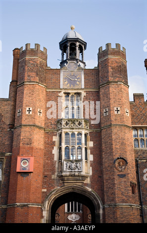 Cour de base tour de l'horloge avec cocardes en terre cuite chefs par le sculpteur de la Renaissance italienne Giovanni da Maiano. Le Palais de Hampton Court. Banque D'Images