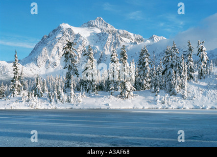 Shuksan Mt, l'État de Washington, USA, le Pacifique NE, plus haute montagne à North Cascades National Park, 9127 ft 2782 m glacier suspendu Banque D'Images