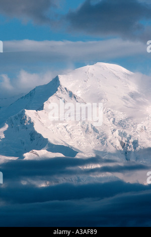 Le Parc National Denali, Denali, Alaska USA Mt McKinley compensation face nord des monts de tempête de sombres nuages de neige fraîche Banque D'Images