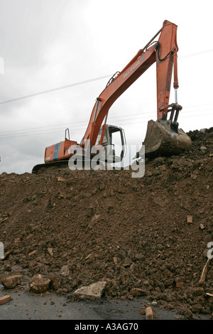 Earth Mover digger excavator jcb sur haut de terre mound le comté d'Antrim en Irlande du Nord Banque D'Images