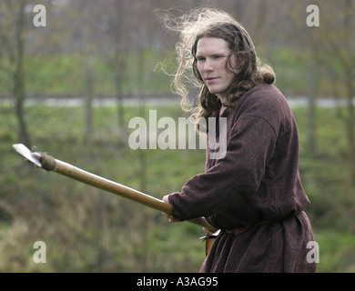 À l'âge de fer reinactor acteur en costume avec longue lance vers ballymena ecos center St Patrick s day le comté d'Antrim Banque D'Images