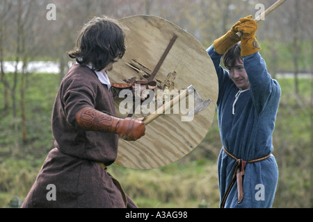 À l'âge de fer reinactor intervenants dans une bataille costume axes shields centre ballymena ecos St Patrick s day le comté d'Antrim Banque D'Images