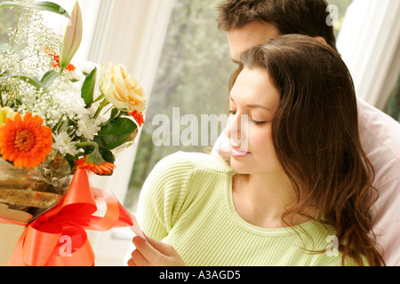 Jeune couple avec des fleurs Banque D'Images