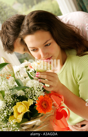 Jeune couple avec des fleurs Banque D'Images