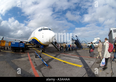 Les passagers d'un avion à l'aéroport de Dublin Banque D'Images