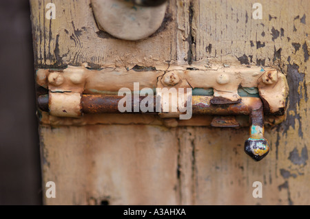 Close up of a une vieille porte avec serrure type de boulon. Banque D'Images