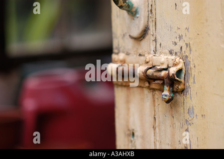 Close up of a une vieille porte avec serrure type de boulon. Banque D'Images