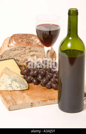 Still Life de vin de raisins et pain au fromage Banque D'Images