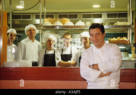 Joan Roca chef dans son restaurant en face de l'équipage et la cuisine, étoilé au guide Michelin, le restaurant El Celler de Can Roca, Girona Banque D'Images