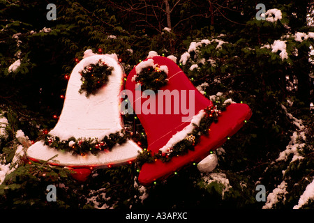 Cloches de Noël sur des branches de conifères Banque D'Images