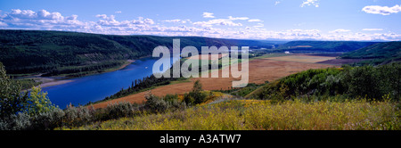 Vallée de la rivière de la paix et des terres agricoles / champs de céréales au moment de la récolte, près de Fort St John, le nord de la Colombie-Britannique, Canada Banque D'Images