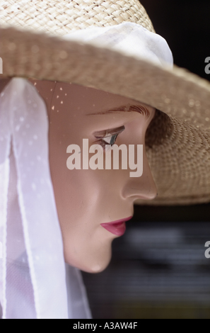 Close up of mannequin wearing straw hat Banque D'Images