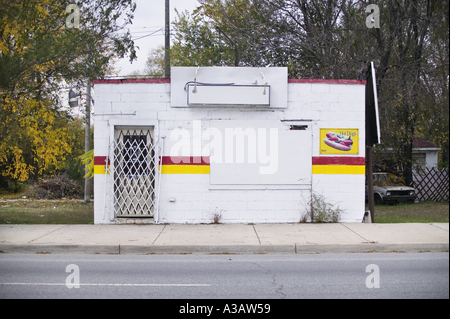 Bâtiment abandonné sur une rue vide Banque D'Images