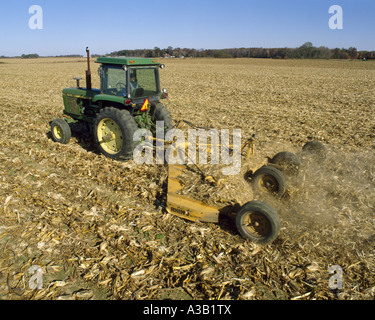 De CUEILLEUR À MAÏS AVEC LA TONDEUSE ROTATIVE / California Banque D'Images