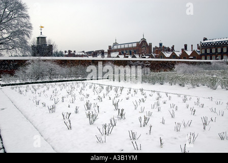 Les Jardins d'Hampton Court Palace Royal après une nuit de neige, près de Londres en Angleterre. Banque D'Images