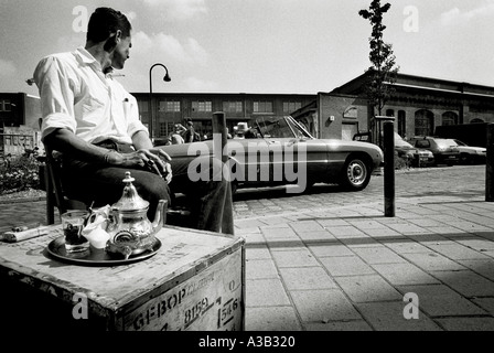 Homme assis à l'extérieur ayant un plateau Hambourg Allemagne Europe Banque D'Images