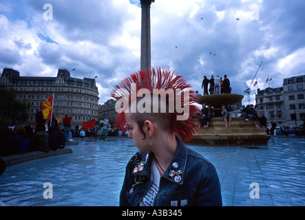 Jeune fille punk à Trafalgar Square Londres Grande-Bretagne Angleterre UK Banque D'Images