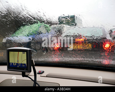 Embouteillage dans la pluie sur l'autoroute M5 à proximité de Birmingham West Midlands England UK UE Banque D'Images