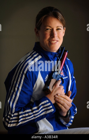 GEORGIE PENTATHLÈTE MODERNE HARLAND AVEC LA Grande-bretagne ÉQUIPE DE L'UNIVERSITÉ DE BATH en photo avec son pistolet NOV 2006 Banque D'Images