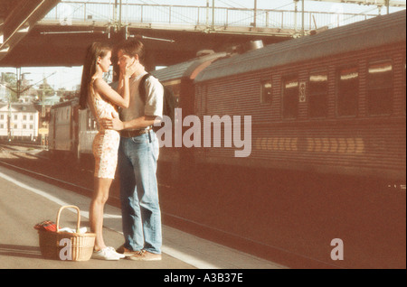 Jeune couple romantique sur la plate-forme du train à Stockholm, Suède Banque D'Images