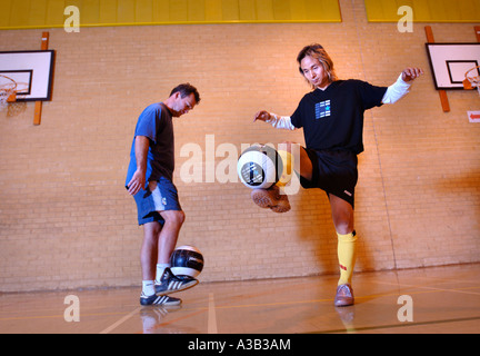 Compétences de football INTERPRÈTE MR WOO démontrant ses tours OCT 2006 UK Banque D'Images