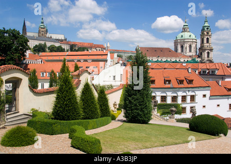 République Tchèque Bohemia Prague petit quartier Jardins Vrtba avec Habour dans Château et église baroque de St Nicolas Banque D'Images