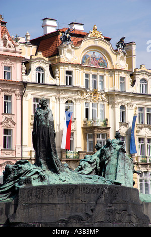 République Tchèque Bohemia Prague Old Town Square Monument à Jan Hus réformateur religieux par le Développement Local du ministère de l'Art Nouveau Banque D'Images