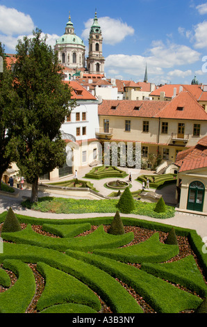 République tchèque République Tchèque Bohemia Prague petit quartier Jardins Vrtba Jardins Vrtba 18ème siècle avec l'église de St Nicholas au-delà Banque D'Images