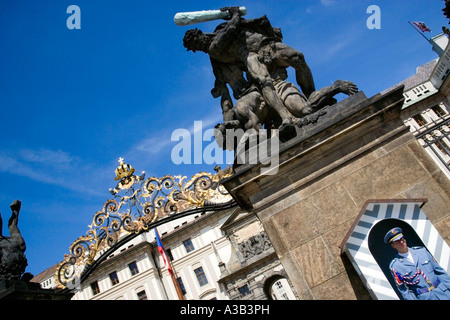 République tchèque République Tchèque Bohemia Prague Castle Hradcany Garde d'entrée dans la lutte contre la statue géants par Ignaz Platzer Banque D'Images