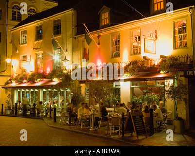 Angleterre East Sussex Brighton The Lanes Donatello restaurant italien le soir avec les gens sur les tables de salle à manger de la chaussée trottoir Banque D'Images