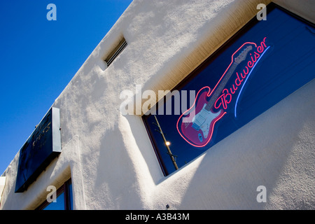 USA New Mexico Santa Fe Blues Club bâtiment de style adobe Pueblo avec néon Budweiser affiche-fenêtre guitare électrique allumé Banque D'Images