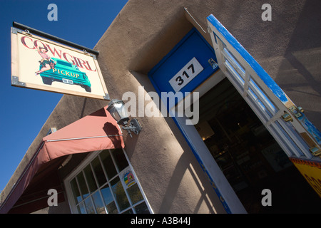 USA New Mexico Santa Fe La Cowgirl Cafe ou prendre des cours d'effectuer des achats. Signe extérieur de bâtiment de style pueblo sur. Banque D'Images
