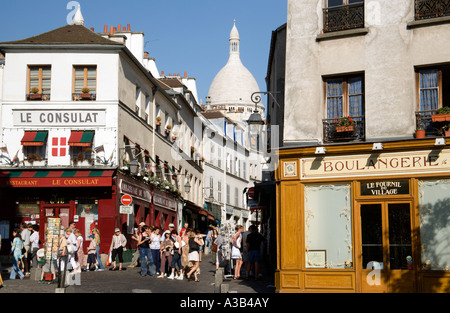 FRANCE Ile de France Paris Montmartre les touristes dans les rues étroites entre boulangerie et Consulat Restaurant près du Sacré Cœur Banque D'Images